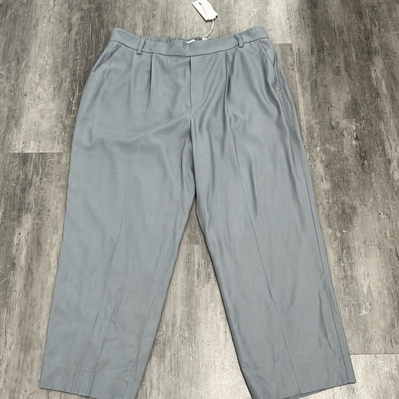 Vince NWT Pleated Dress Pants Size XL Gray 100% Viscose - Picture 1 of 9